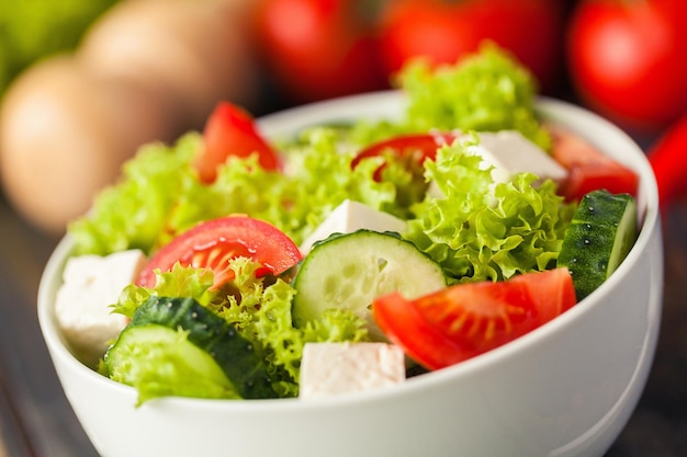 Photo en gros plan de salade fraîche avec des légumes en plaque blanche