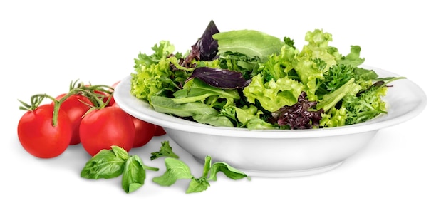 Photo en gros plan de salade fraîche avec des légumes en plaque blanche