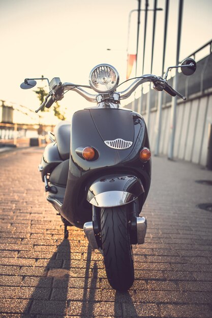 Photo en gros plan d'un scooter dans la rue. Style urbain