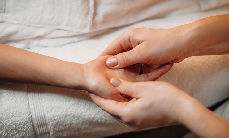 Photo la photo en gros plan d'une séance de massage des mains dans un salon de spa professionnel