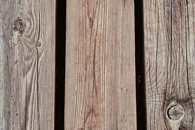 Photo en gros plan d'un sentier en bois dans une forêt. Des planches de bois.