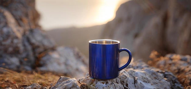 Photo en gros plan d'une tasse de thé sur une vue sur les montagnes floue