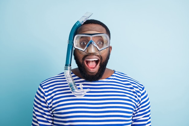 Photo gros plan d'un touriste fou sous l'eau