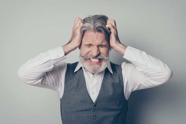 La photo en gros plan d'un vieil homme frustré