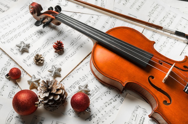 Photo en gros plan de violon, notes de musique et décoration de Noël