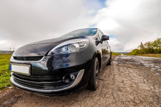 Photo en gros plan d'une voiture moderne sur une mauvaise route