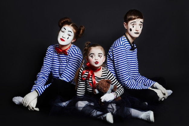 Photo de groupe des enfants MIME, diverses émotions de pantomime sur le visage des enfants. Clown français bébé avec un maquillage blanc sur son visage. ,