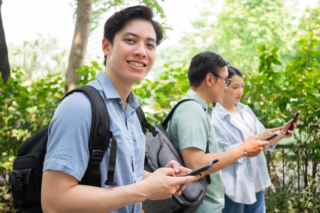 Photo d'un groupe d'étudiants asiatiques à l'extérieur