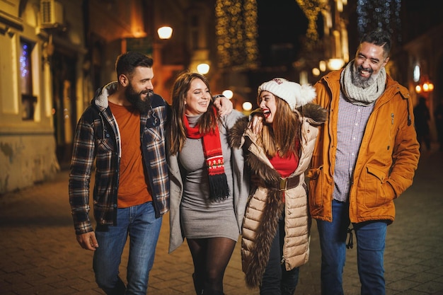 Photo d'un groupe de jeunes amis joyeux s'amusant lors d'une soirée.