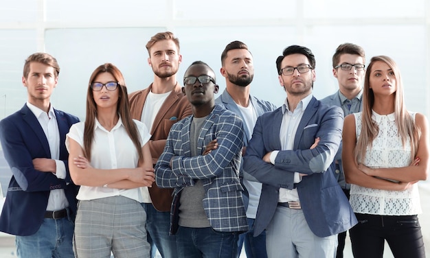 Photo de groupe de jeunes gens qui réussissent avec espace de copie