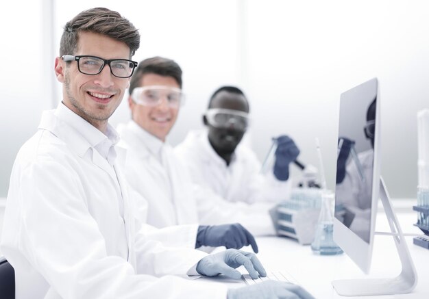 Photo de groupe de jeunes scientifiques prospères avec espace de copie