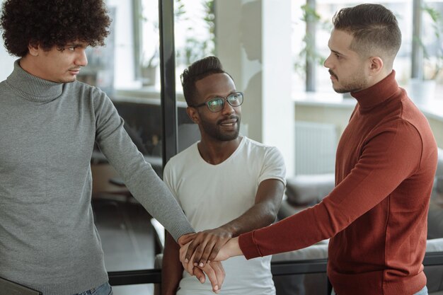 Photo d'un groupe de personnes élaborant un plan d'affaires dans un bureau.