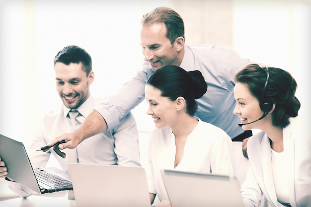 photo d'un groupe de personnes travaillant dans un centre d'appels ou un bureau