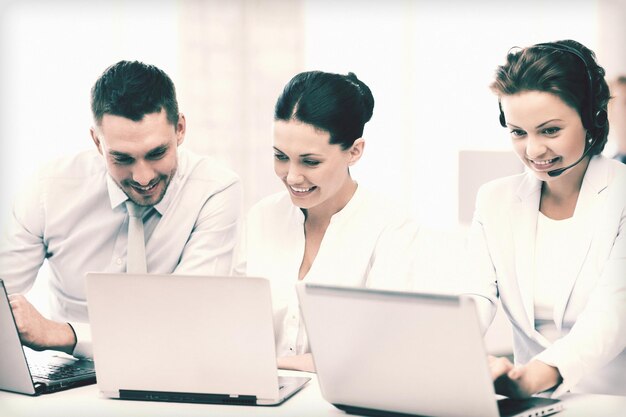 photo d'un groupe de personnes travaillant avec des ordinateurs portables au bureau