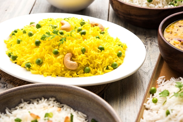 Photo de groupe de riz indien aux pois verts et à l'ail servi avec jeera dal fry, mise au point sélective