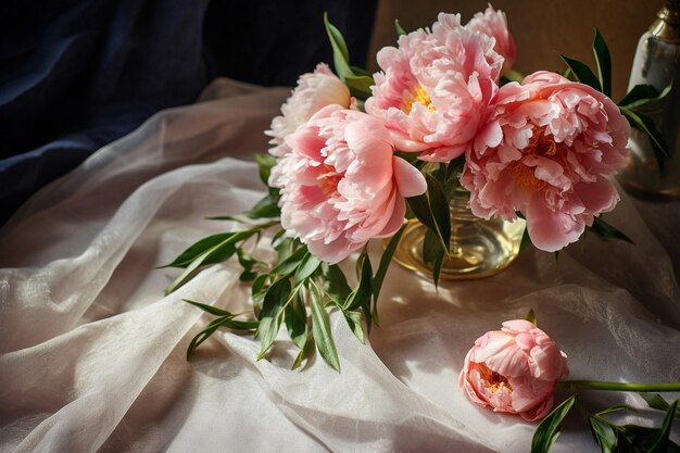 Photo une photo en haut angle d'un bouquet de peonies dans un vase en verre sur une table