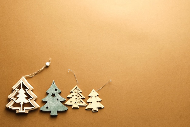 Photo d'en haut des ornements de Noël en bois en forme de pin sur fond marron