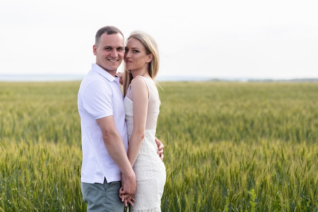 Photo de l'heureux couple embrassant dans le champ de blé