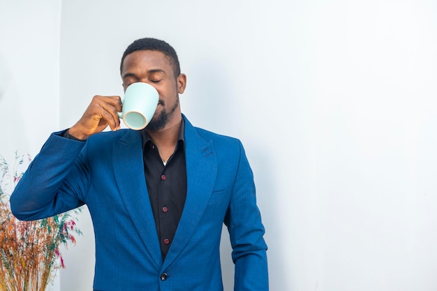 Photo d'un homme d'affaires attrayant, bien habillé, gestionnaire, patron, boire du café du matin