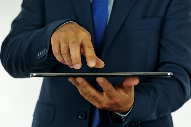 Photo d'un homme d'affaires élégant travaillant sur une tablette numérique au bureau