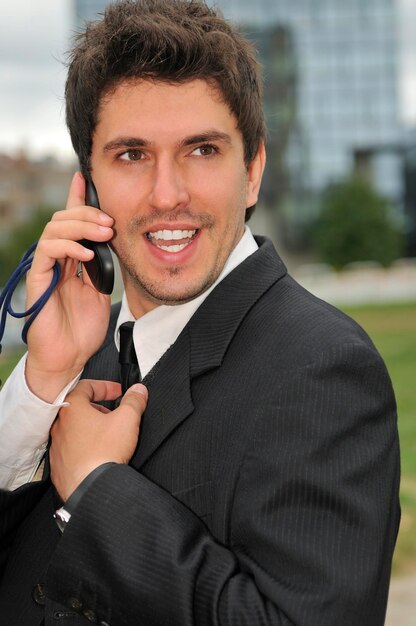 Photo d'un homme d'affaires gagnant heureux parlant sur un téléphone portable