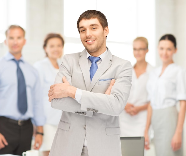 photo d'un homme d'affaires heureux et souriant au bureau