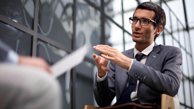 Photo d'un homme d'affaires passant en revue des documents dans un bureau moderne