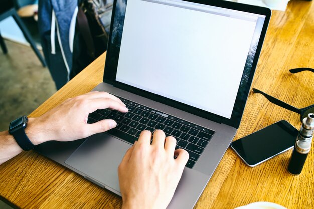 Photo Homme d'affaires travaillant au bureau