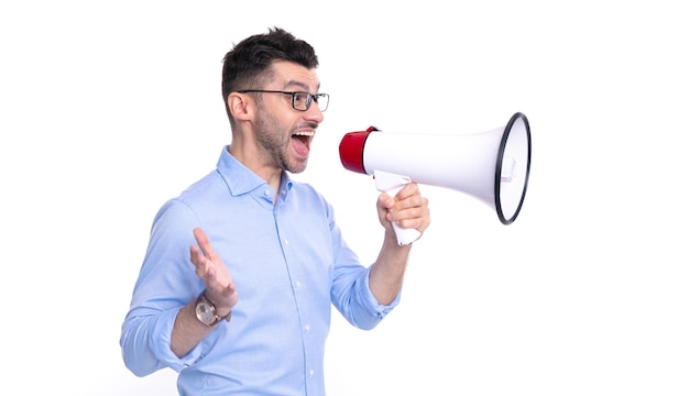 Photo d'un homme annonçant avec un mégaphone Homme annonçant avec un mégaphone