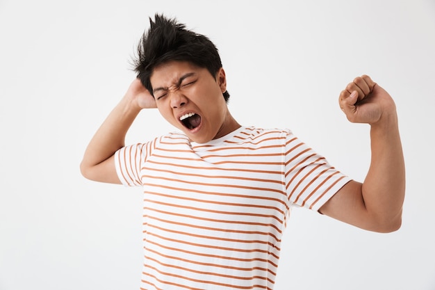 Photo D'un Homme Asiatique Endormi Aux Cheveux Bruns En T-shirt Décontracté Bâillant Après Une Nuit Blanche Ou Un Surmenage