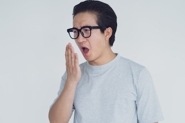 Photo d'un homme asiatique avec une mauvaise haleine