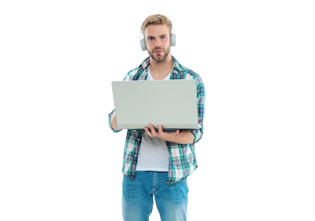 photo d'un homme du millénaire blogueur avec un ordinateur portable blogueur homme du millénaires blogueur isolé sur blanc homme du siècle blogueur sur le fond homme du siècle blogger en studio