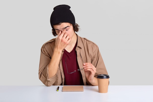 Photo d'un homme fatigué garde les mains sur le nez