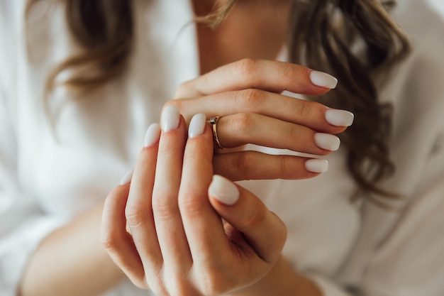 Photo d'un homme et d'une femme avec une bague de mariage