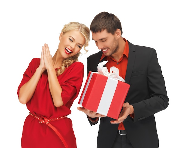 photo d'un homme et d'une femme avec un cadeau