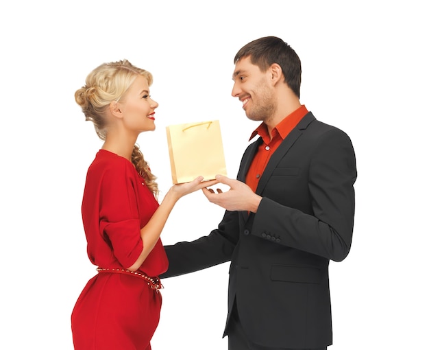 photo d'un homme et d'une femme avec un cadeau