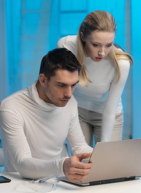 photo d'un homme et d'une femme dans un laboratoire spatial