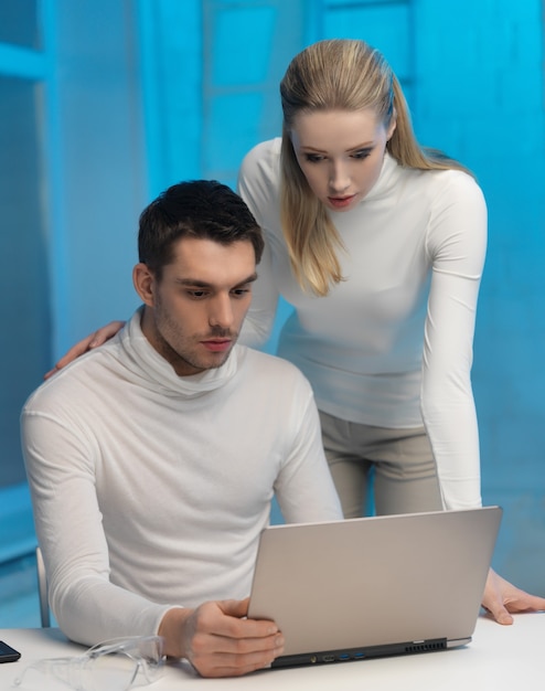 photo d'un homme et d'une femme dans un laboratoire spatial