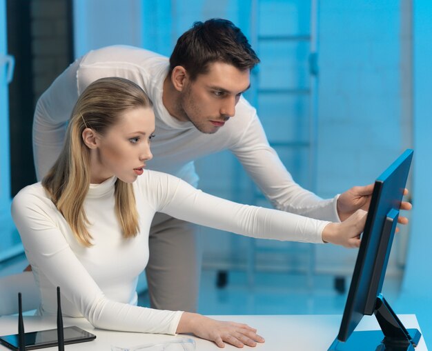 photo d'un homme et d'une femme dans un laboratoire spatial