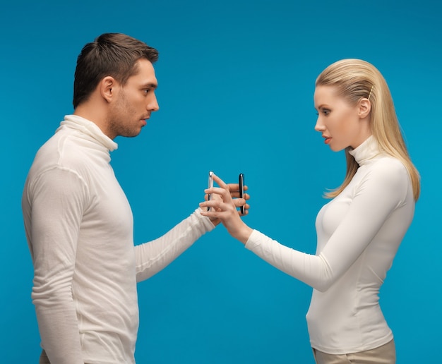 photo d'un homme et d'une femme avec des gadgets modernes