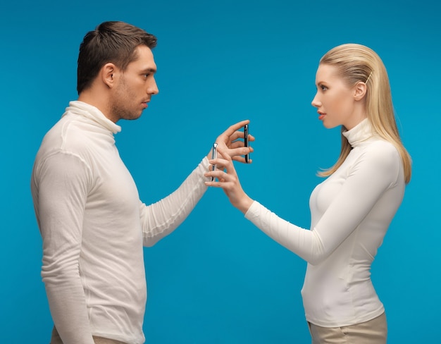 photo d'un homme et d'une femme avec des gadgets modernes