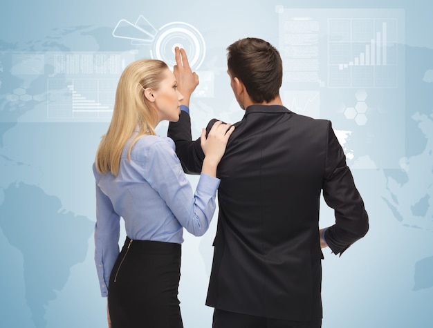 photo d'un homme et d'une femme travaillant avec un écran virtuel