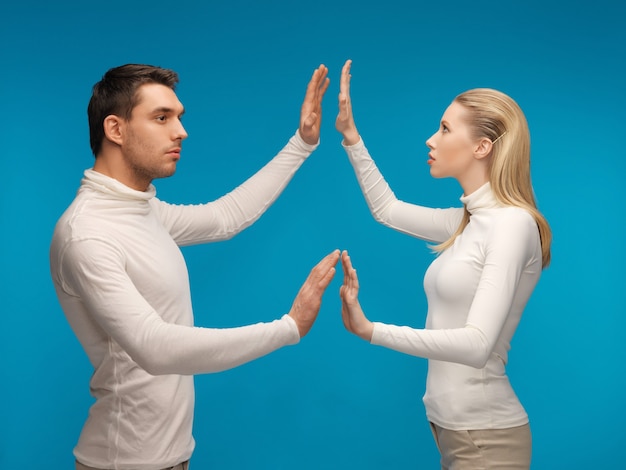 Photo photo d'un homme et d'une femme travaillant avec quelque chose d'imaginaire.