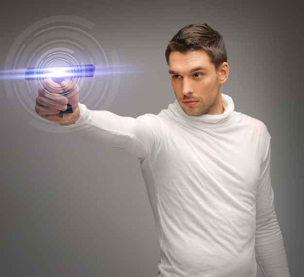 photo d'un homme futuriste avec une arme de science-fiction