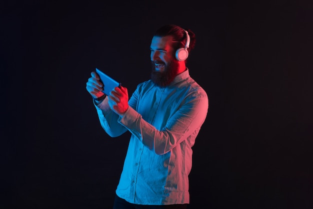 Photo d'un homme hipster barbu joyeux et joyeux jouant à des jeux