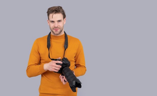 Photo d'un homme photographiant avec un appareil photo copie espace homme photographiant avec un appareil photo
