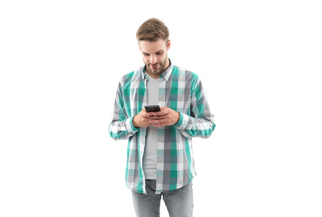 Photo d'un homme qui envoie des SMS sur un téléphone portable Homme qui envoie des SMS sur un téléphone isolé sur fond blanc