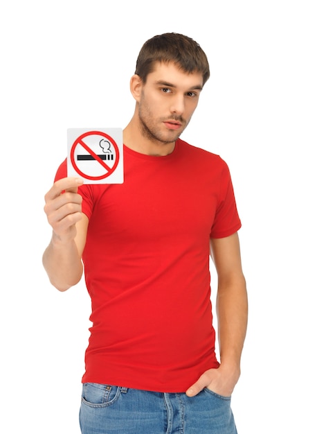 Photo photo d'un homme sérieux en chemise rouge sans signe de fumer.