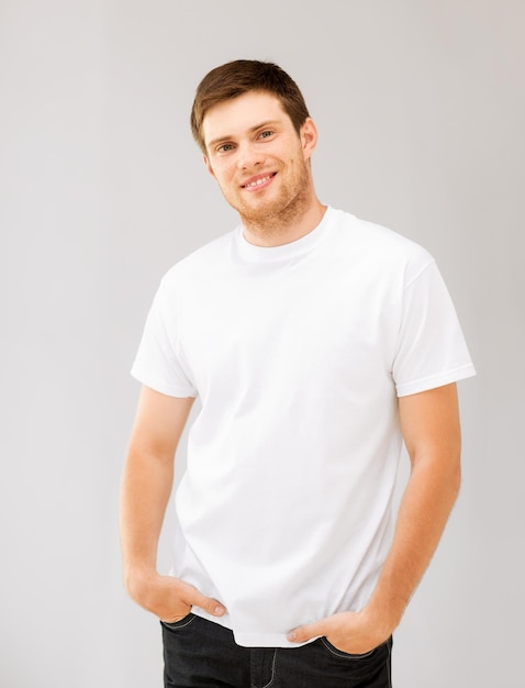 photo d'un homme souriant en t-shirt blanc vierge