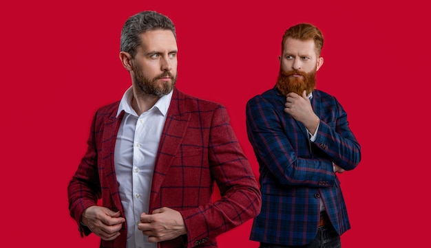 Photo d'hommes élégants ambitieux en tenues de soirée hommes élégants isolés sur des hommes élégants rouges au studio